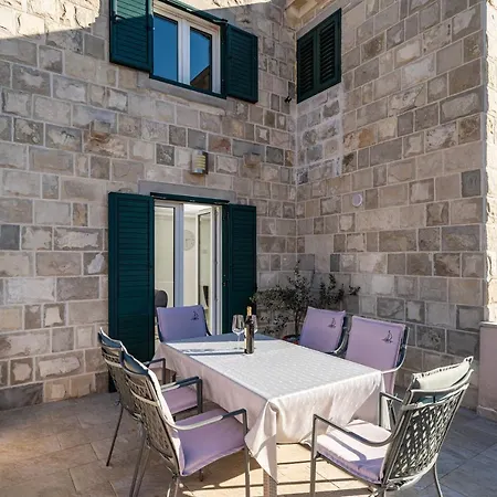 Npm بيت ضيافة Gromaca